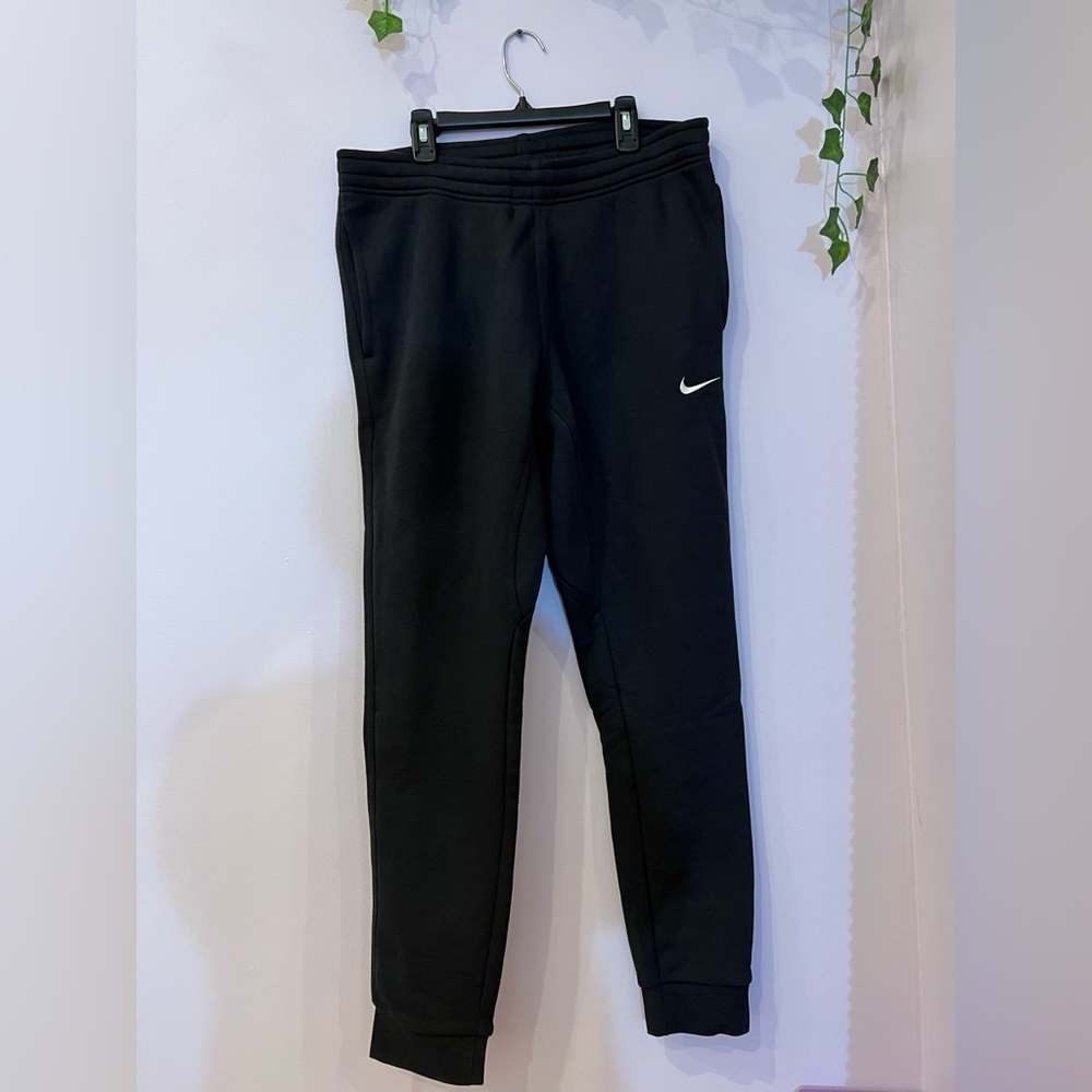 Men’s Nike Club Fleece Tapered Sweatpants Pants SIZE MEDIUM BRAND NEW NEVER WORN
